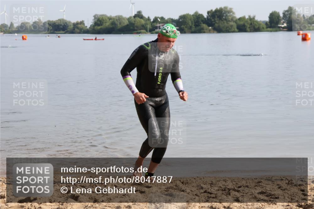 15.06.2025 - 27. Vierlanden-Triathlon Lena Gebhardt http://msf.ph/oto/8047887 15.06.2025 08:54:47 Schwimmen 108 meine-sportfotos.de