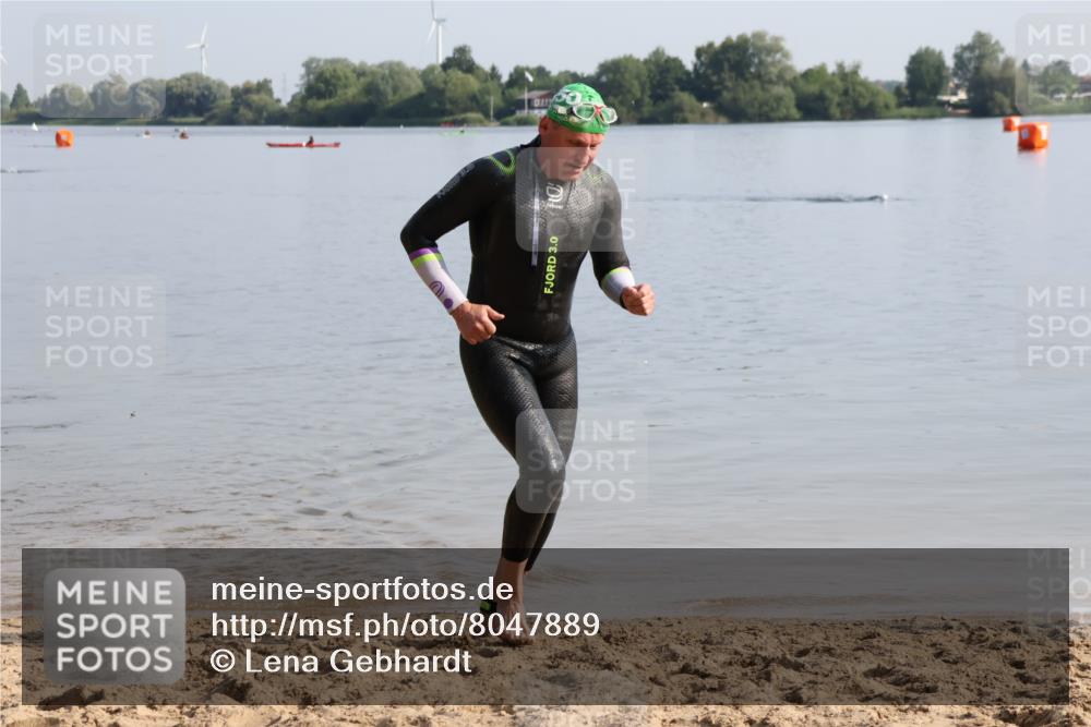 15.06.2025 - 27. Vierlanden-Triathlon Lena Gebhardt http://msf.ph/oto/8047889 15.06.2025 08:54:47 Schwimmen 108 meine-sportfotos.de