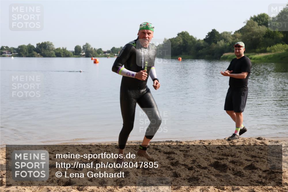 15.06.2025 - 27. Vierlanden-Triathlon Lena Gebhardt http://msf.ph/oto/8047895 15.06.2025 08:54:49 Schwimmen 108 meine-sportfotos.de