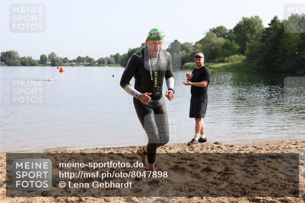 15.06.2025 - 27. Vierlanden-Triathlon Lena Gebhardt http://msf.ph/oto/8047898 15.06.2025 08:54:49 Schwimmen 108 meine-sportfotos.de