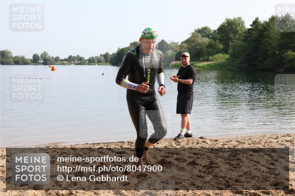 15.06.2025 - 27. Vierlanden-Triathlon Lena Gebhardt http://msf.ph/oto/8047900 15.06.2025 08:54:49 Schwimmen 108 meine-sportfotos.de