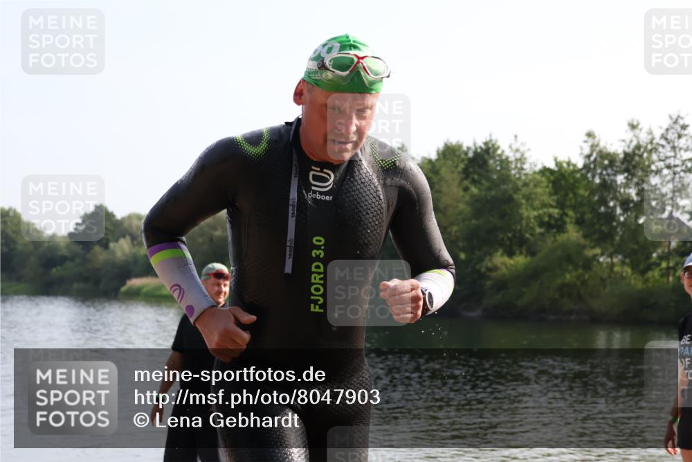 15.06.2025 - 27. Vierlanden-Triathlon Lena Gebhardt http://msf.ph/oto/8047903 15.06.2025 08:54:51 Schwimmen 108 meine-sportfotos.de