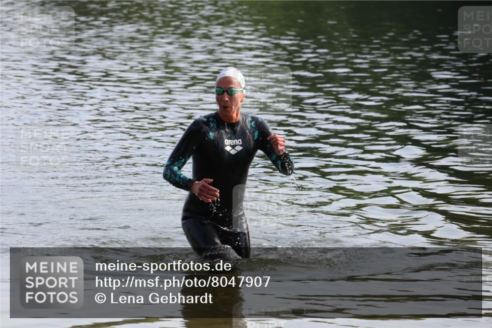 15.06.2025 - 27. Vierlanden-Triathlon Lena Gebhardt http://msf.ph/oto/8047907 15.06.2025 08:55:30 Schwimmen 225 meine-sportfotos.de