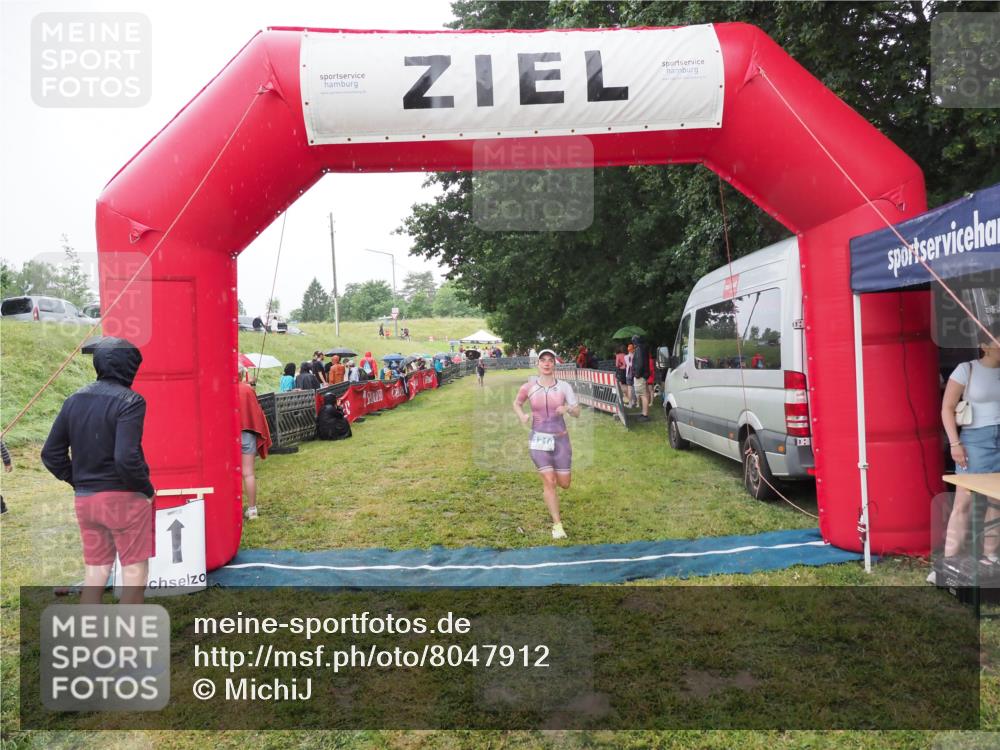 21.06.2025 - 27. Vierlanden-Triathlon MichiJ http://msf.ph/oto/8047912 15.06.2026 14:15:54 Ziel 1210, 1217, 1293 meine-sportfotos.de