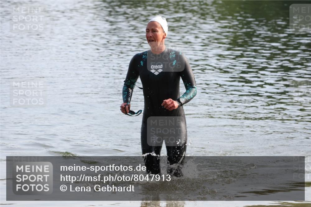 15.06.2025 - 27. Vierlanden-Triathlon Lena Gebhardt http://msf.ph/oto/8047913 15.06.2025 08:55:32 Schwimmen 225 meine-sportfotos.de