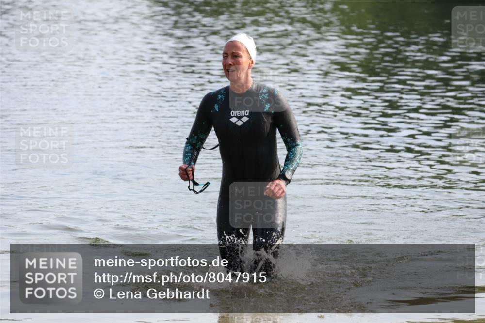 15.06.2025 - 27. Vierlanden-Triathlon Lena Gebhardt http://msf.ph/oto/8047915 15.06.2025 08:55:32 Schwimmen 225 meine-sportfotos.de