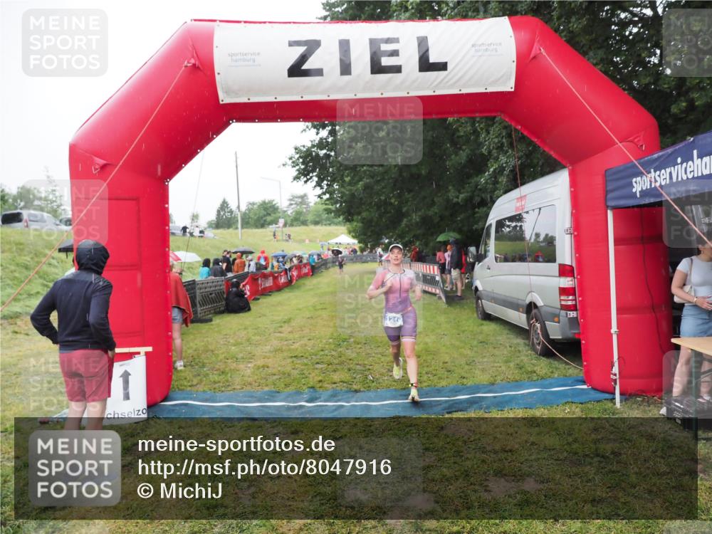 21.06.2025 - 27. Vierlanden-Triathlon MichiJ http://msf.ph/oto/8047916 15.06.2026 14:15:54 Ziel 1210, 1217, 1293 meine-sportfotos.de