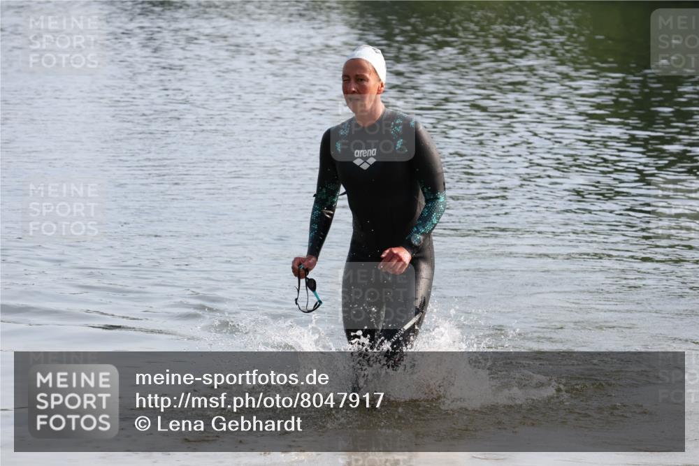 15.06.2025 - 27. Vierlanden-Triathlon Lena Gebhardt http://msf.ph/oto/8047917 15.06.2025 08:55:33 Schwimmen 225 meine-sportfotos.de