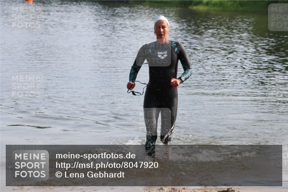 15.06.2025 - 27. Vierlanden-Triathlon Lena Gebhardt http://msf.ph/oto/8047920 15.06.2025 08:55:34 Schwimmen 225 meine-sportfotos.de