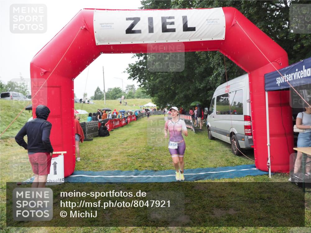 21.06.2025 - 27. Vierlanden-Triathlon MichiJ http://msf.ph/oto/8047921 15.06.2026 14:15:54 Ziel 1210, 1217, 1293 meine-sportfotos.de