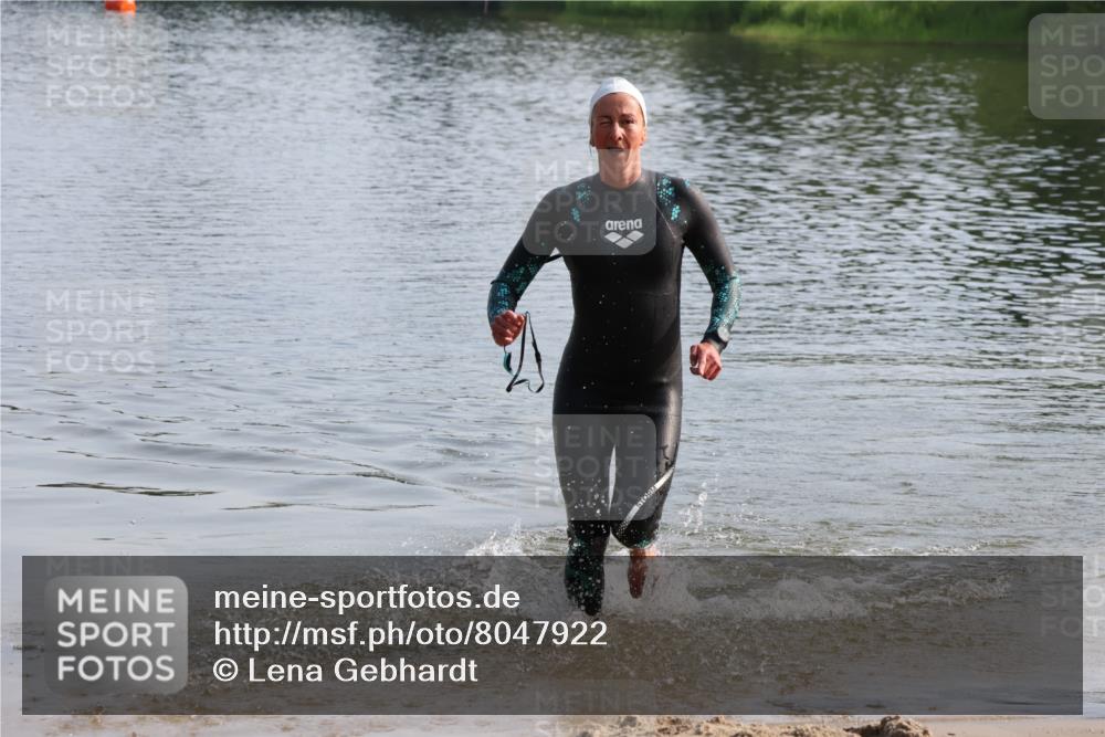 15.06.2025 - 27. Vierlanden-Triathlon Lena Gebhardt http://msf.ph/oto/8047922 15.06.2025 08:55:34 Schwimmen 225 meine-sportfotos.de