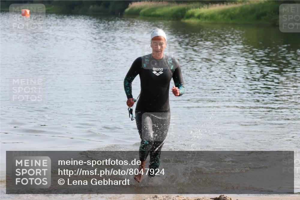 15.06.2025 - 27. Vierlanden-Triathlon Lena Gebhardt http://msf.ph/oto/8047924 15.06.2025 08:55:34 Schwimmen 225 meine-sportfotos.de