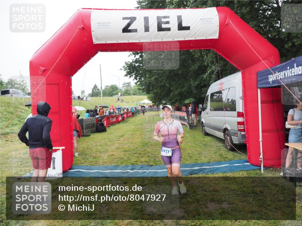 21.06.2025 - 27. Vierlanden-Triathlon MichiJ http://msf.ph/oto/8047927 15.06.2026 14:15:55 Ziel 1210, 1217, 1293 meine-sportfotos.de