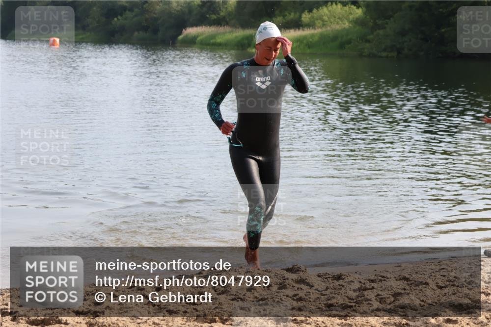 15.06.2025 - 27. Vierlanden-Triathlon Lena Gebhardt http://msf.ph/oto/8047929 15.06.2025 08:55:35 Schwimmen 225 meine-sportfotos.de