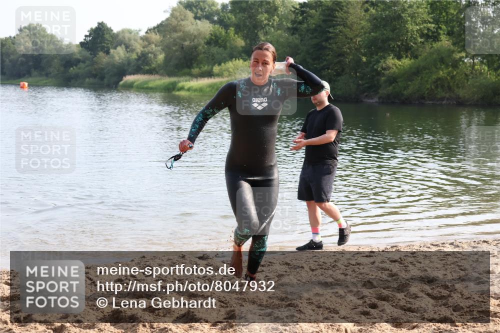 15.06.2025 - 27. Vierlanden-Triathlon Lena Gebhardt http://msf.ph/oto/8047932 15.06.2025 08:55:36 Schwimmen 225 meine-sportfotos.de