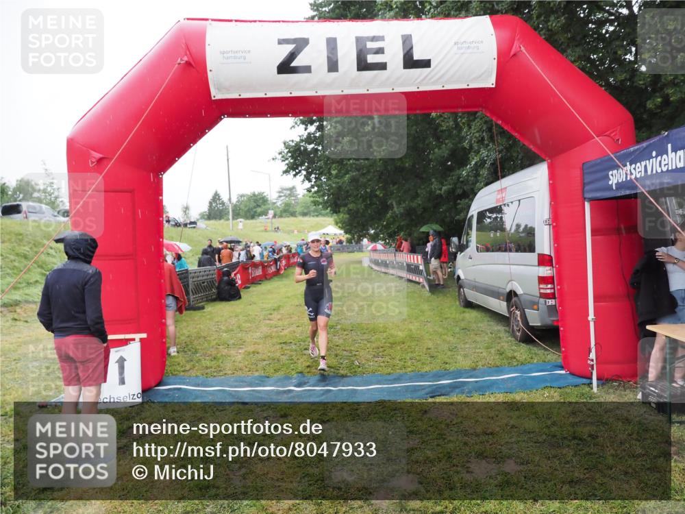 21.06.2025 - 27. Vierlanden-Triathlon MichiJ http://msf.ph/oto/8047933 15.06.2026 14:16:02 Ziel 1173, 1277 meine-sportfotos.de