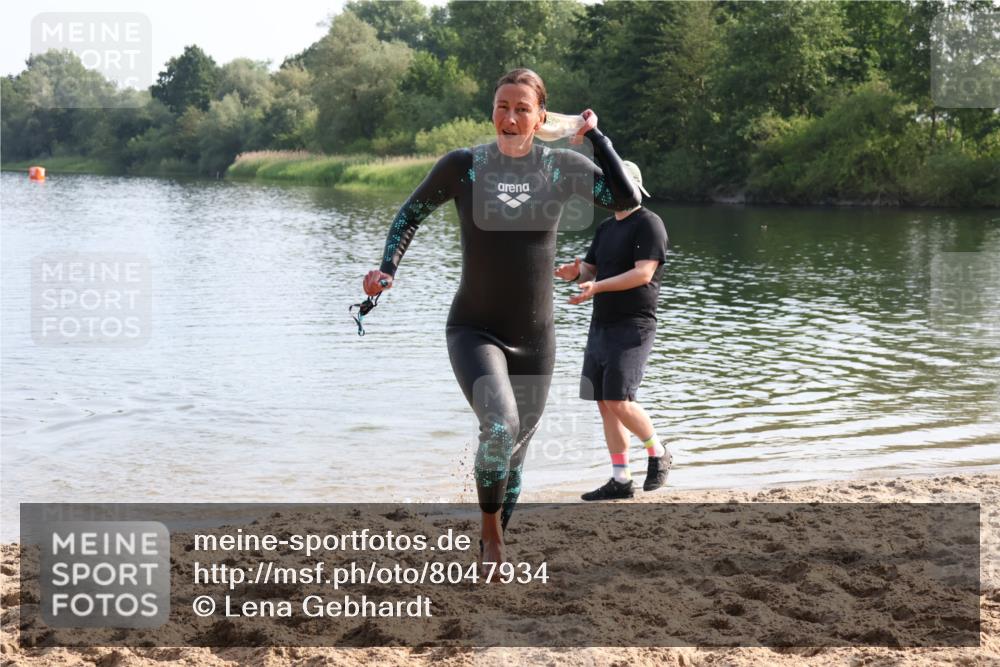 15.06.2025 - 27. Vierlanden-Triathlon Lena Gebhardt http://msf.ph/oto/8047934 15.06.2025 08:55:37 Schwimmen 225 meine-sportfotos.de