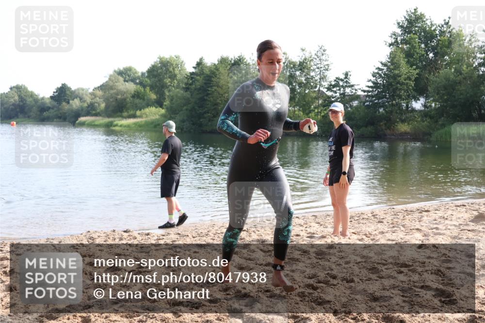 15.06.2025 - 27. Vierlanden-Triathlon Lena Gebhardt http://msf.ph/oto/8047938 15.06.2025 08:55:38 Schwimmen 225 meine-sportfotos.de