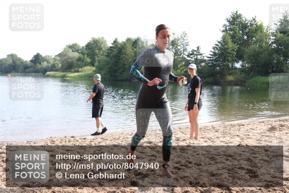 15.06.2025 - 27. Vierlanden-Triathlon Lena Gebhardt http://msf.ph/oto/8047940 15.06.2025 08:55:38 Schwimmen 225 meine-sportfotos.de