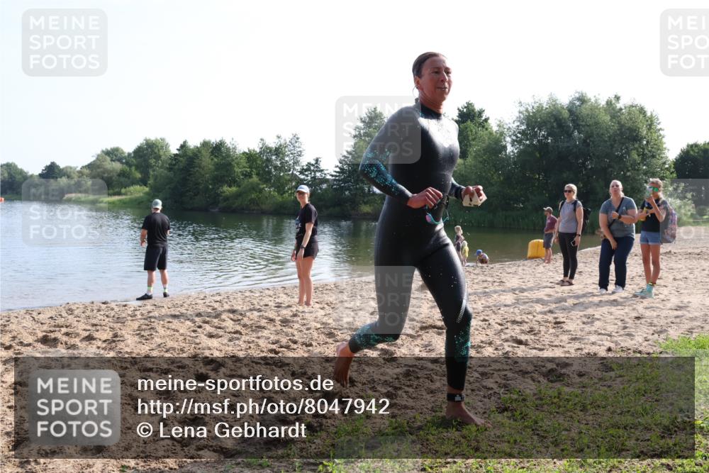 15.06.2025 - 27. Vierlanden-Triathlon Lena Gebhardt http://msf.ph/oto/8047942 15.06.2025 08:55:38 Schwimmen 225 meine-sportfotos.de