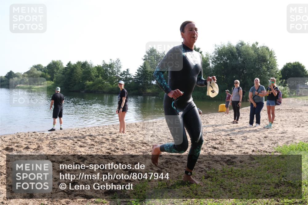 15.06.2025 - 27. Vierlanden-Triathlon Lena Gebhardt http://msf.ph/oto/8047944 15.06.2025 08:55:38 Schwimmen 225 meine-sportfotos.de