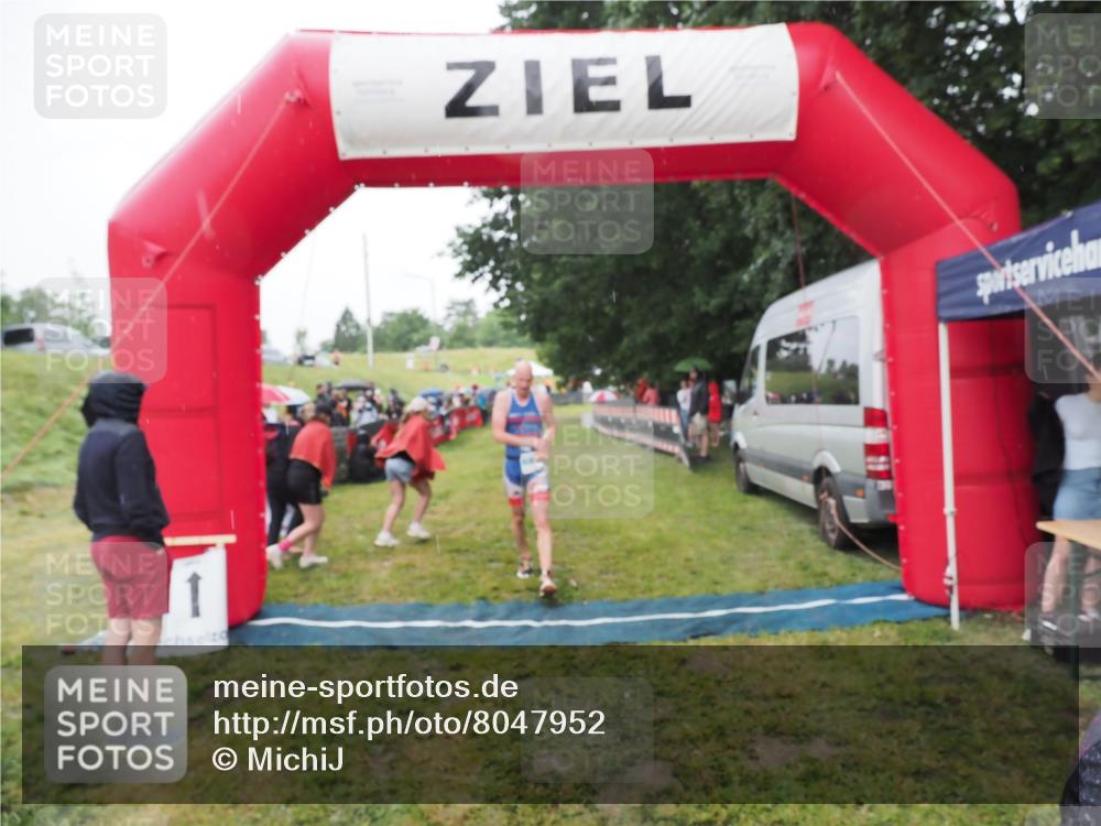 21.06.2025 - 27. Vierlanden-Triathlon MichiJ http://msf.ph/oto/8047952 15.06.2026 14:16:06 Ziel 1173, 1277 meine-sportfotos.de