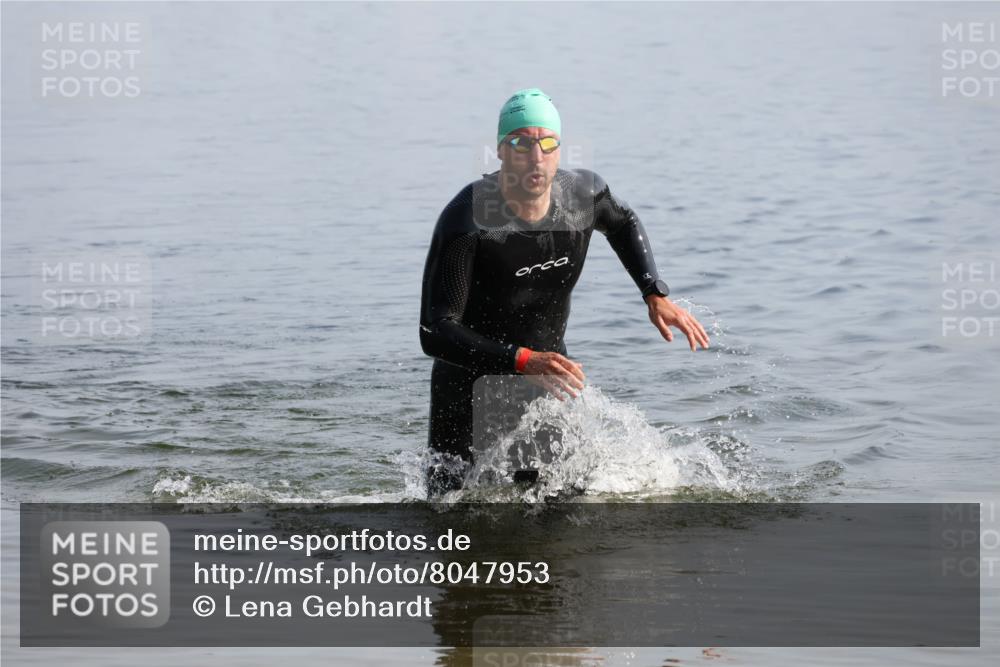 15.06.2025 - 27. Vierlanden-Triathlon Lena Gebhardt http://msf.ph/oto/8047953 15.06.2025 08:56:13 Schwimmen 239 meine-sportfotos.de
