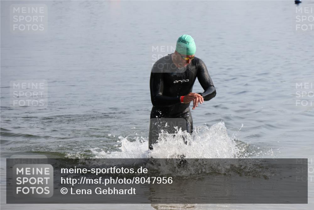 15.06.2025 - 27. Vierlanden-Triathlon Lena Gebhardt http://msf.ph/oto/8047956 15.06.2025 08:56:14 Schwimmen 239 meine-sportfotos.de