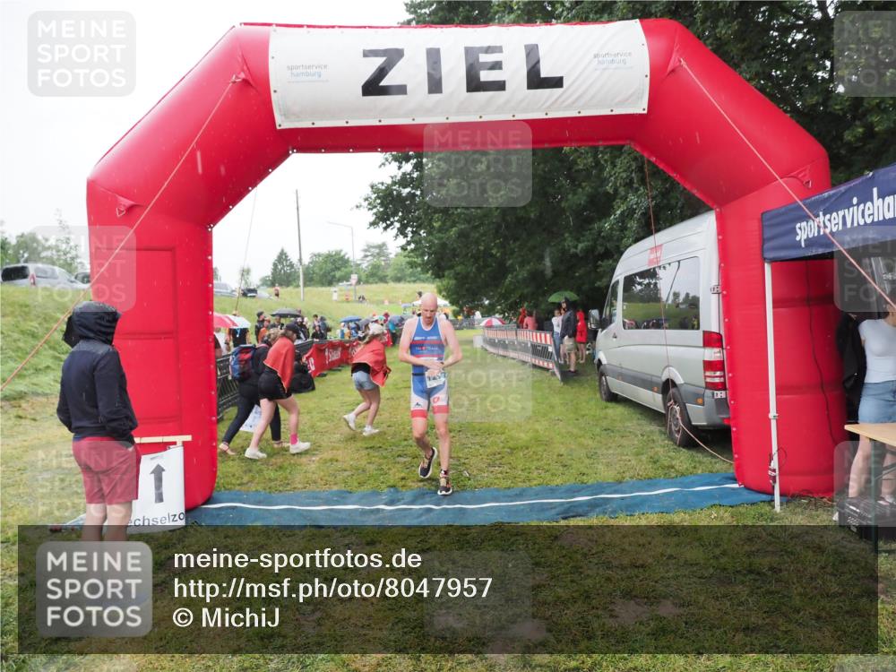 21.06.2025 - 27. Vierlanden-Triathlon MichiJ http://msf.ph/oto/8047957 15.06.2026 14:16:06 Ziel 1173, 1277 meine-sportfotos.de