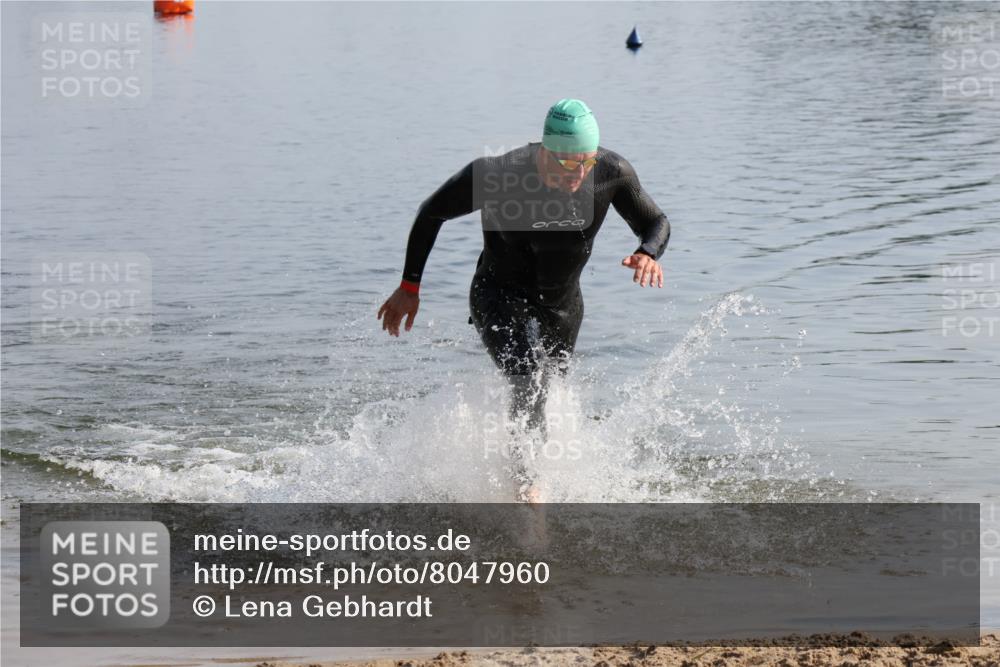 15.06.2025 - 27. Vierlanden-Triathlon Lena Gebhardt http://msf.ph/oto/8047960 15.06.2025 08:56:14 Schwimmen 239 meine-sportfotos.de