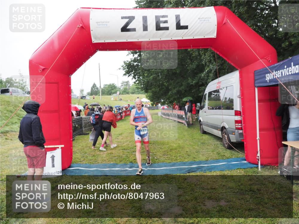 21.06.2025 - 27. Vierlanden-Triathlon MichiJ http://msf.ph/oto/8047963 15.06.2026 14:16:07 Ziel 1173, 1277 meine-sportfotos.de