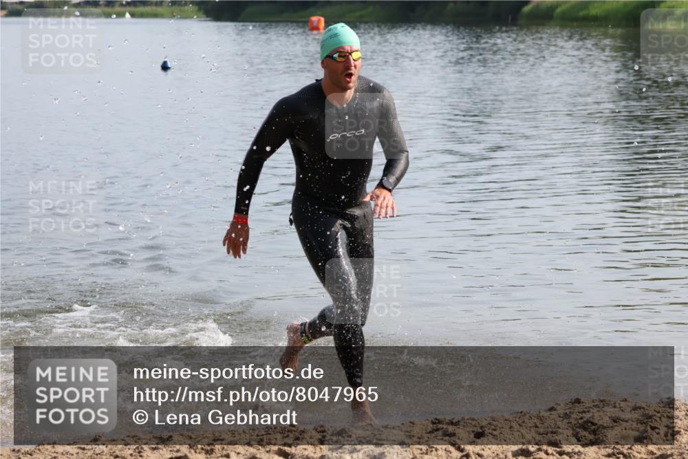 15.06.2025 - 27. Vierlanden-Triathlon Lena Gebhardt http://msf.ph/oto/8047965 15.06.2025 08:56:15 Schwimmen 239 meine-sportfotos.de