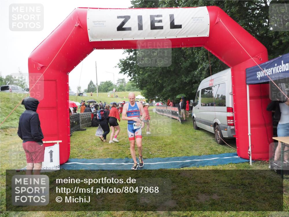 21.06.2025 - 27. Vierlanden-Triathlon MichiJ http://msf.ph/oto/8047968 15.06.2026 14:16:07 Ziel 1173, 1277 meine-sportfotos.de