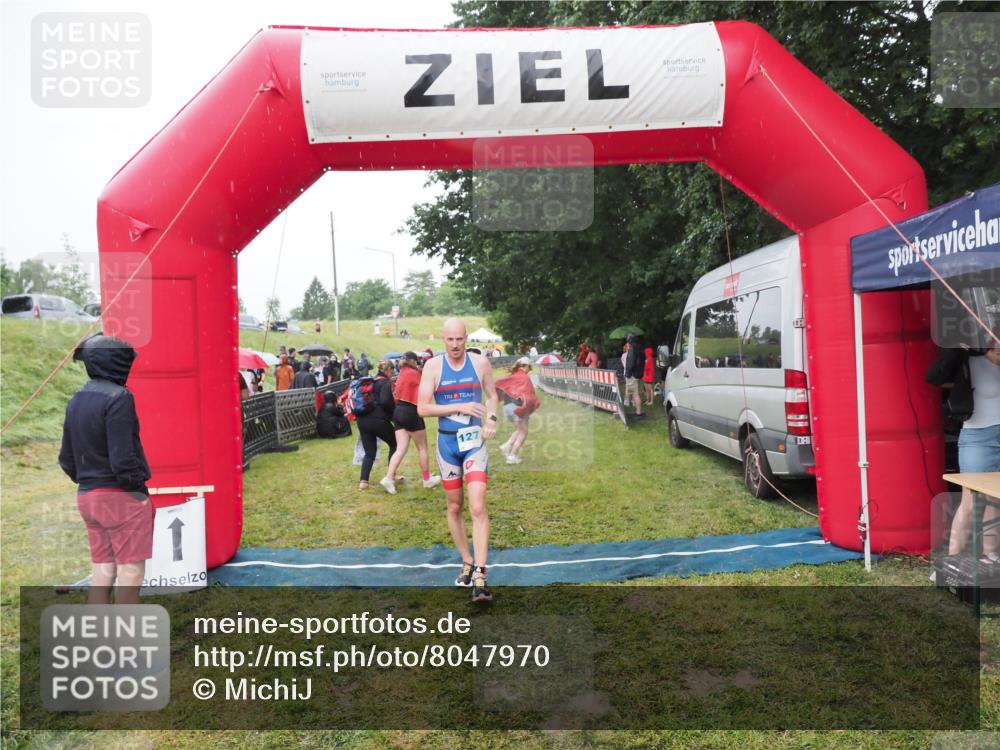 21.06.2025 - 27. Vierlanden-Triathlon MichiJ http://msf.ph/oto/8047970 15.06.2026 14:16:07 Ziel 1173, 1277 meine-sportfotos.de