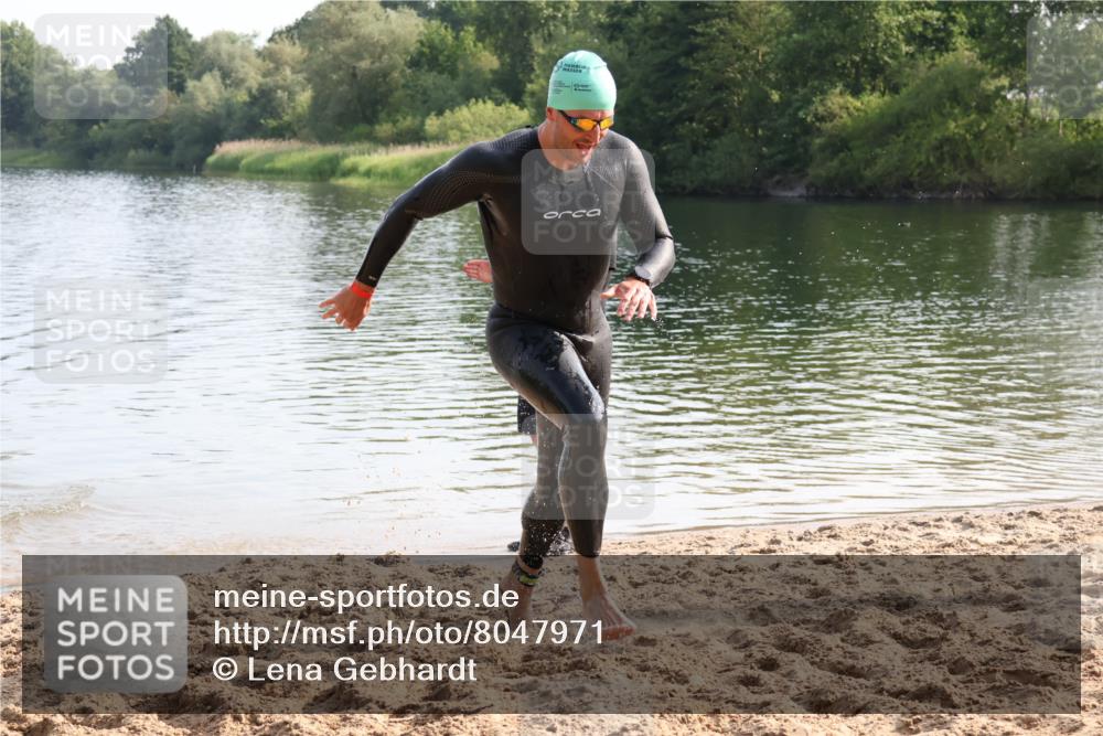 15.06.2025 - 27. Vierlanden-Triathlon Lena Gebhardt http://msf.ph/oto/8047971 15.06.2025 08:56:16 Schwimmen 239 meine-sportfotos.de
