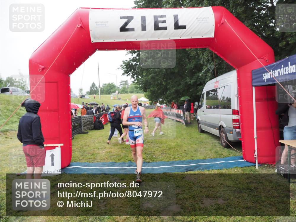 21.06.2025 - 27. Vierlanden-Triathlon MichiJ http://msf.ph/oto/8047972 15.06.2026 14:16:07 Ziel 1173, 1277 meine-sportfotos.de