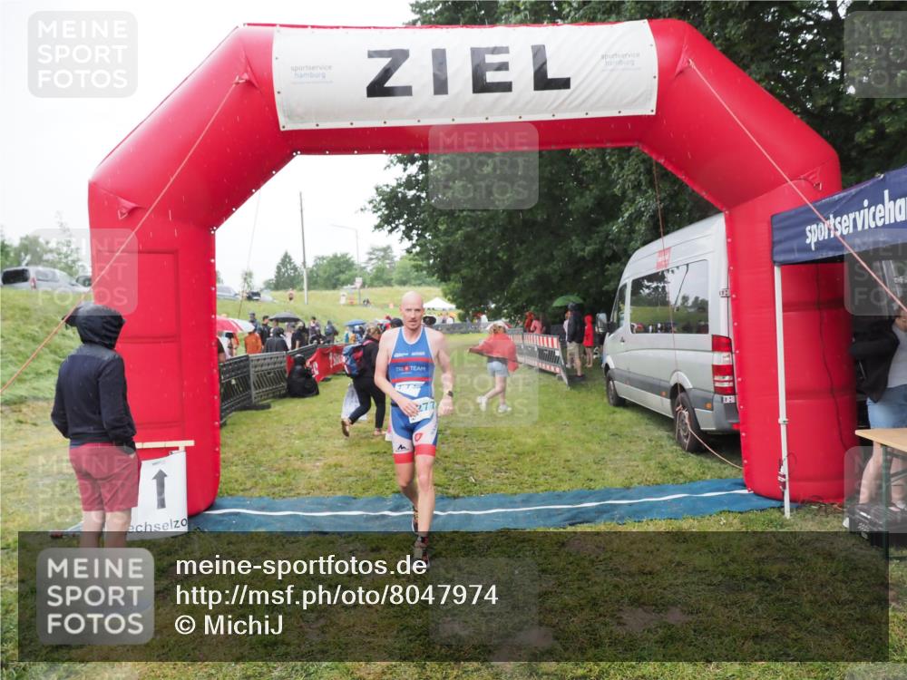 21.06.2025 - 27. Vierlanden-Triathlon MichiJ http://msf.ph/oto/8047974 15.06.2026 14:16:07 Ziel 1173, 1277 meine-sportfotos.de