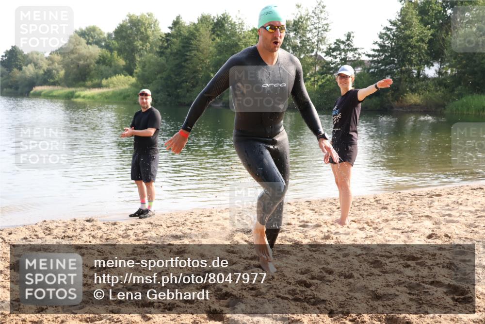 15.06.2025 - 27. Vierlanden-Triathlon Lena Gebhardt http://msf.ph/oto/8047977 15.06.2025 08:56:17 Schwimmen 239 meine-sportfotos.de