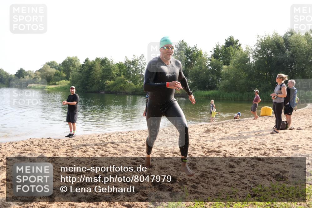 15.06.2025 - 27. Vierlanden-Triathlon Lena Gebhardt http://msf.ph/oto/8047979 15.06.2025 08:56:17 Schwimmen 239 meine-sportfotos.de
