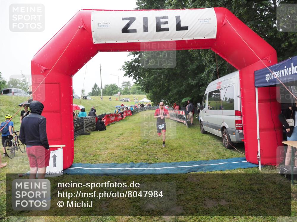 21.06.2025 - 27. Vierlanden-Triathlon MichiJ http://msf.ph/oto/8047984 15.06.2026 14:16:18 Ziel 1253 meine-sportfotos.de