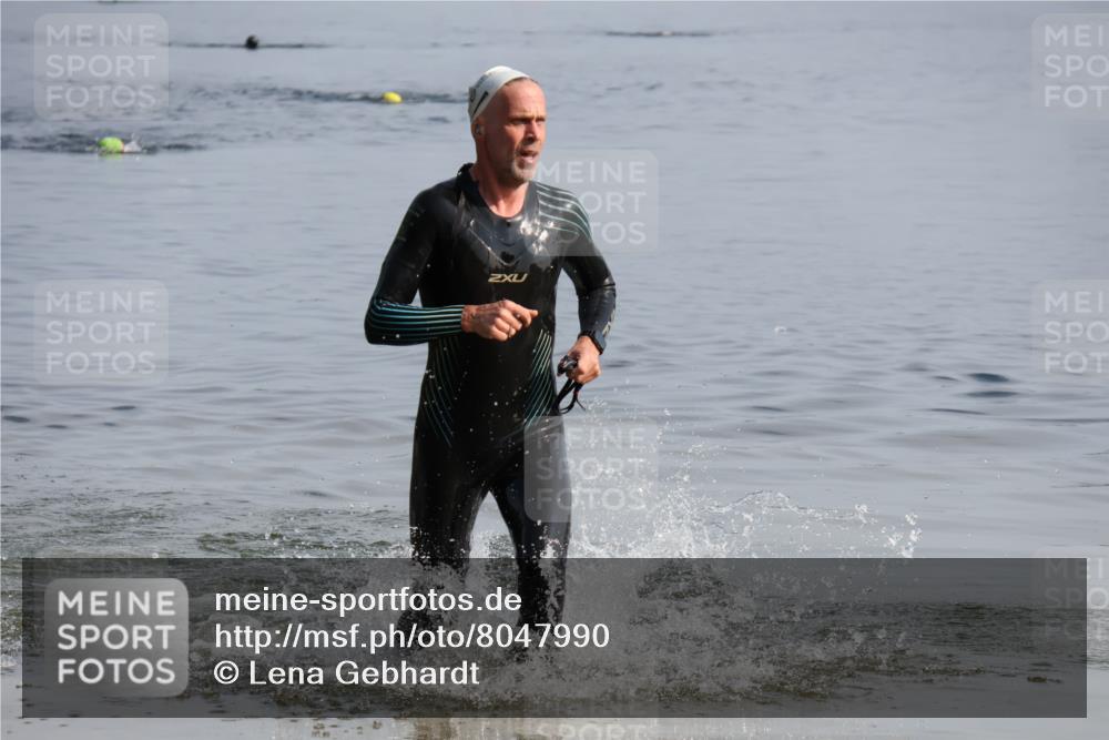 15.06.2025 - 27. Vierlanden-Triathlon Lena Gebhardt http://msf.ph/oto/8047990 15.06.2025 08:58:01 Schwimmen 151, 157 meine-sportfotos.de