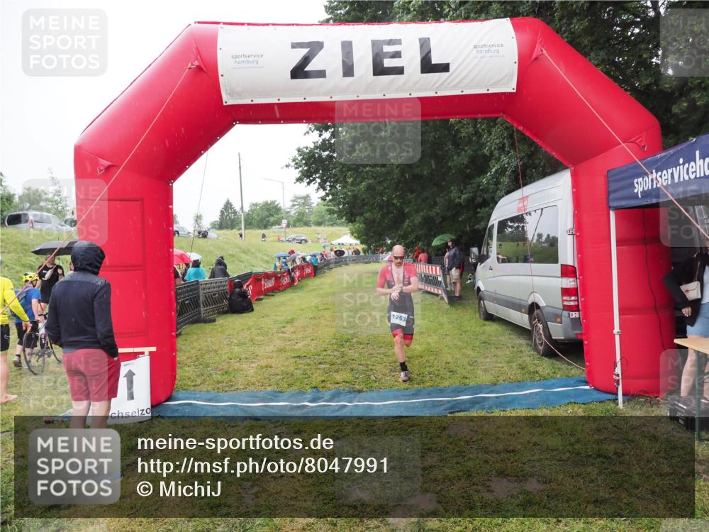 21.06.2025 - 27. Vierlanden-Triathlon MichiJ http://msf.ph/oto/8047991 15.06.2026 14:16:18 Ziel 1253 meine-sportfotos.de