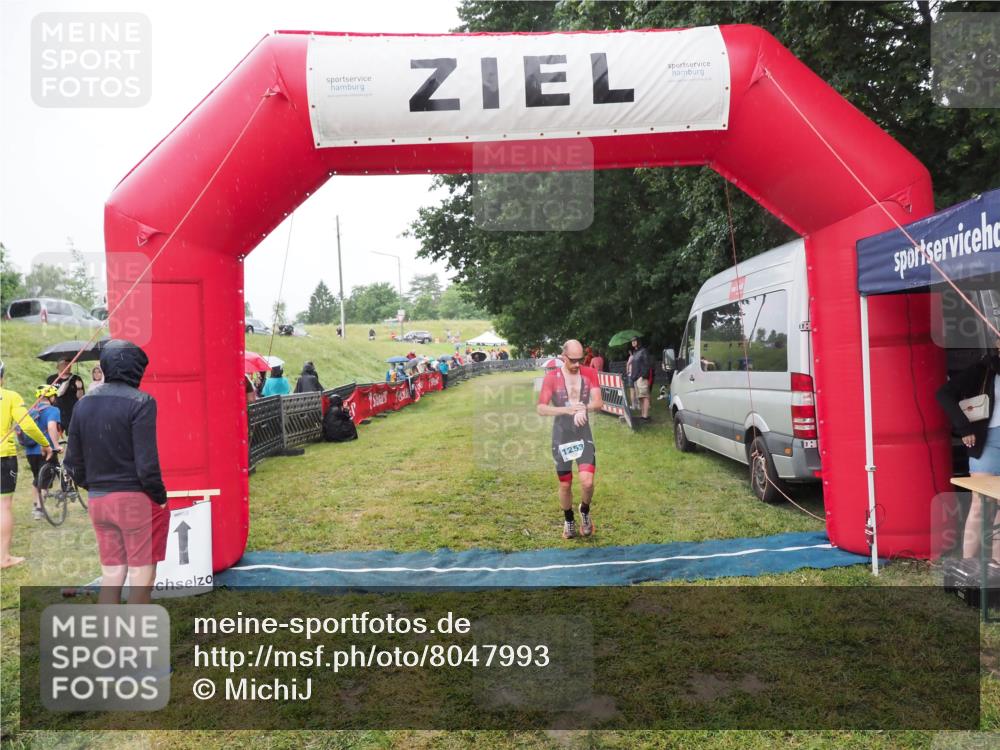 21.06.2025 - 27. Vierlanden-Triathlon MichiJ http://msf.ph/oto/8047993 15.06.2026 14:16:18 Ziel 1253 meine-sportfotos.de