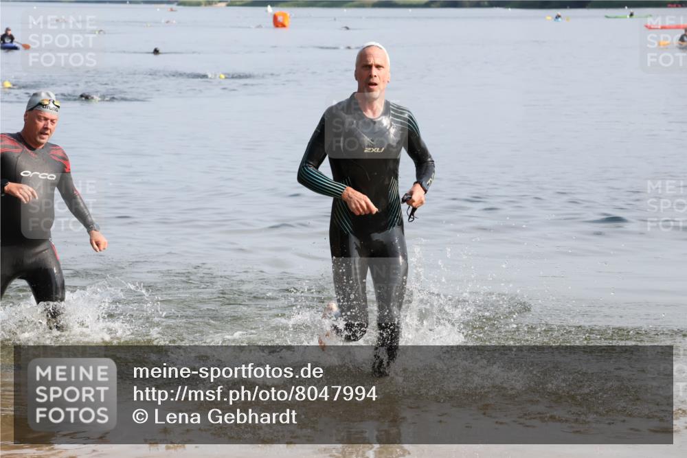 15.06.2025 - 27. Vierlanden-Triathlon Lena Gebhardt http://msf.ph/oto/8047994 15.06.2025 08:58:02 Schwimmen 151, 157 meine-sportfotos.de