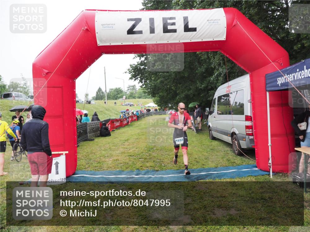21.06.2025 - 27. Vierlanden-Triathlon MichiJ http://msf.ph/oto/8047995 15.06.2026 14:16:19 Ziel 1253 meine-sportfotos.de
