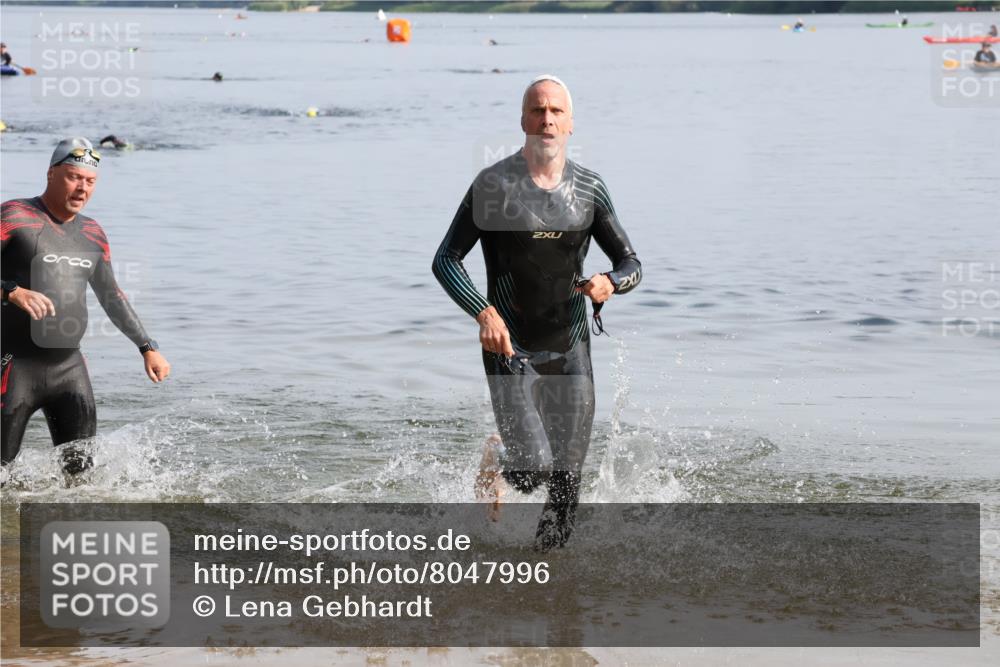 15.06.2025 - 27. Vierlanden-Triathlon Lena Gebhardt http://msf.ph/oto/8047996 15.06.2025 08:58:02 Schwimmen 151, 157 meine-sportfotos.de