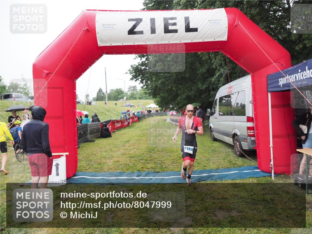 21.06.2025 - 27. Vierlanden-Triathlon MichiJ http://msf.ph/oto/8047999 15.06.2026 14:16:19 Ziel 1253 meine-sportfotos.de