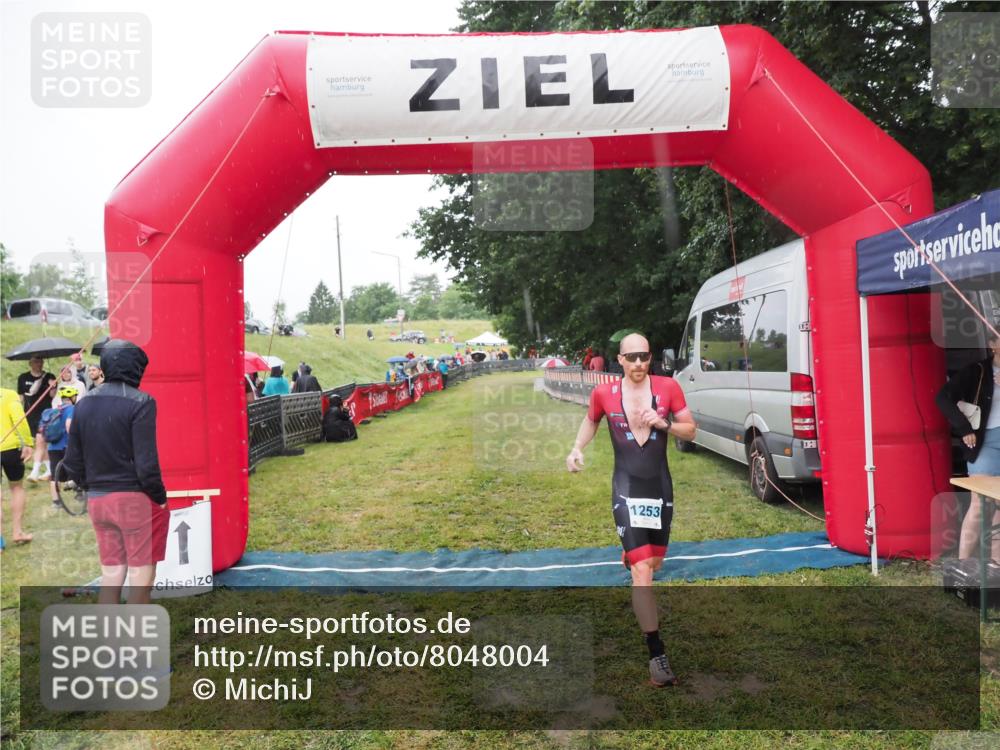 21.06.2025 - 27. Vierlanden-Triathlon MichiJ http://msf.ph/oto/8048004 15.06.2026 14:16:19 Ziel 1253 meine-sportfotos.de