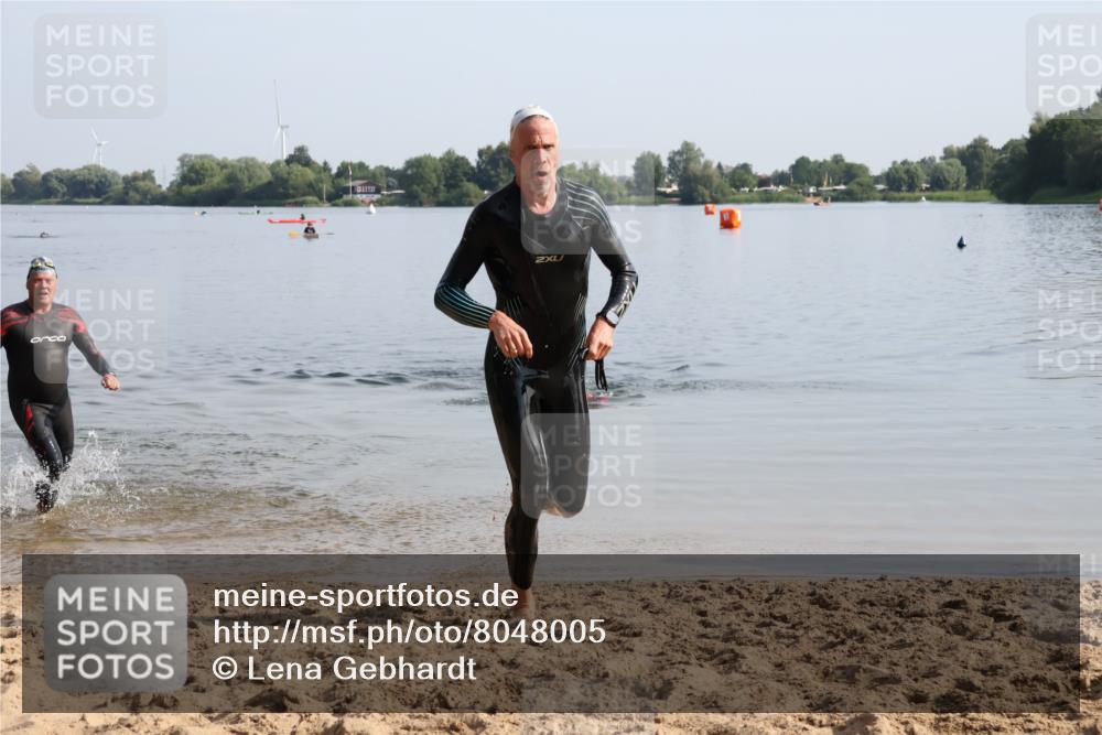 15.06.2025 - 27. Vierlanden-Triathlon Lena Gebhardt http://msf.ph/oto/8048005 15.06.2025 08:58:04 Schwimmen 151, 157 meine-sportfotos.de