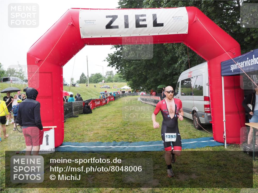 21.06.2025 - 27. Vierlanden-Triathlon MichiJ http://msf.ph/oto/8048006 15.06.2026 14:16:19 Ziel 1253 meine-sportfotos.de